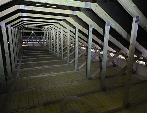 Zateplení stropu novostavby bungalovu pomocí foukané izolace